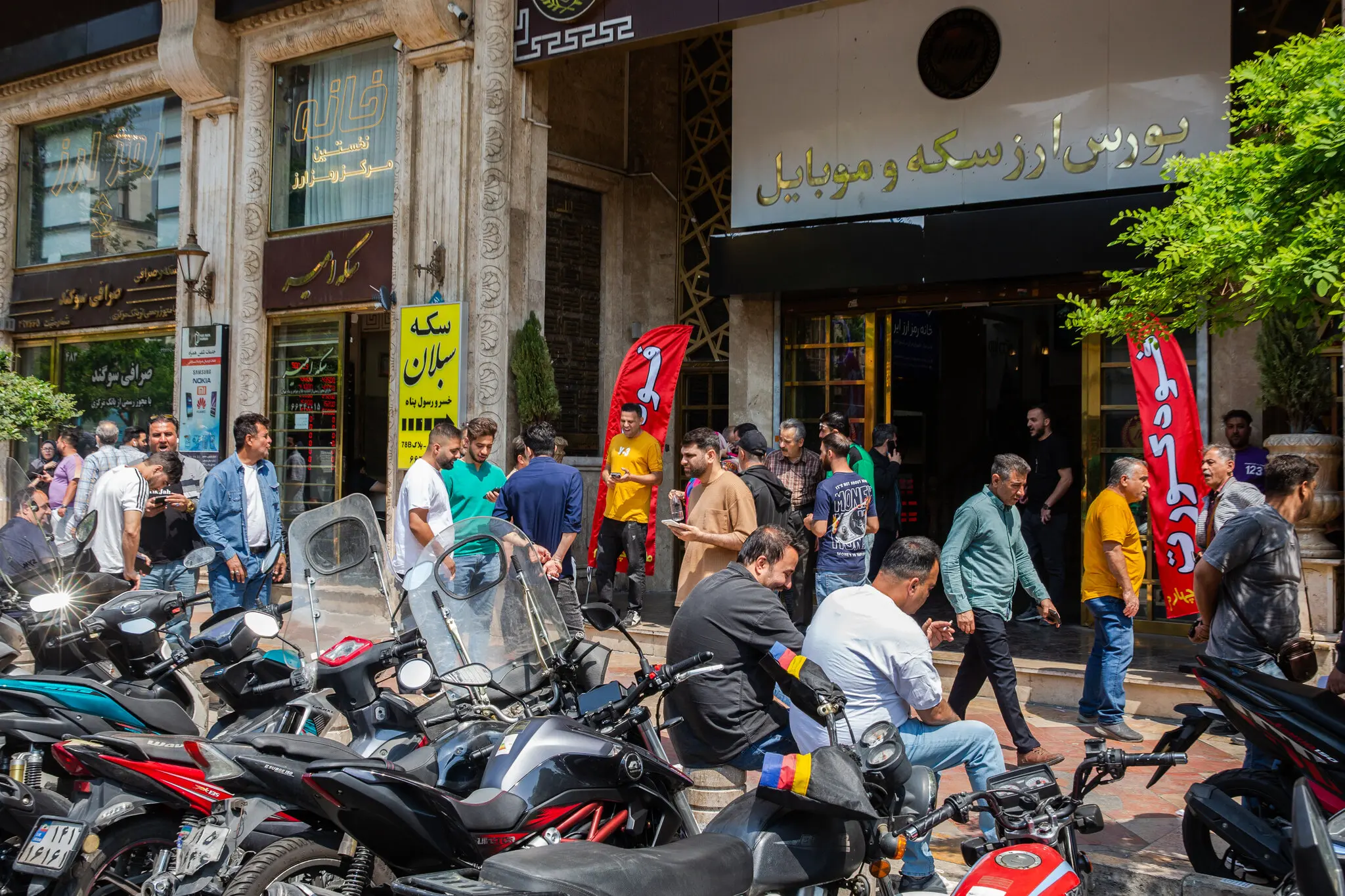 За межами неофіційного ринку іноземної валюти в Тегерані. Західні санкції стиснули економіку